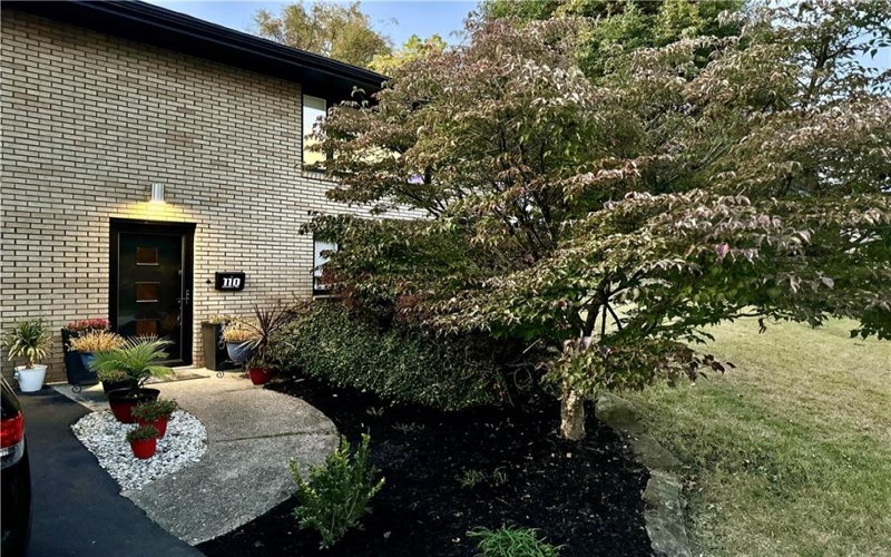 110 Surrey St, Monessen, 15062, 2 Bedrooms Bedrooms, 7 Rooms Rooms,1.1 BathroomsBathrooms,Residential,For Sale,Surrey St,1677119