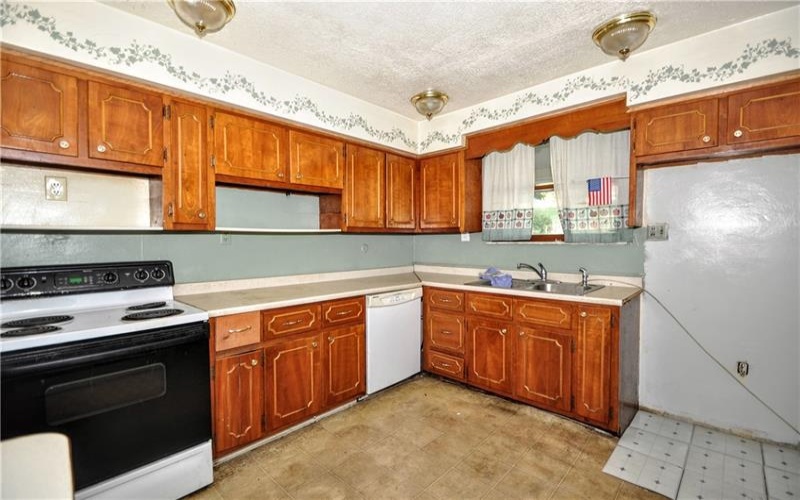 249 Spring Valley Rd, Jeannette, 15644, 3 Bedrooms Bedrooms, 8 Rooms Rooms,1.1 BathroomsBathrooms,Residential,For Sale,Spring Valley Rd,1670908