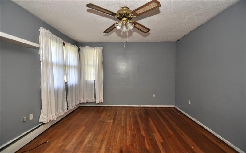 249 Spring Valley Rd, Jeannette, 15644, 3 Bedrooms Bedrooms, 8 Rooms Rooms,1.1 BathroomsBathrooms,Residential,For Sale,Spring Valley Rd,1670908