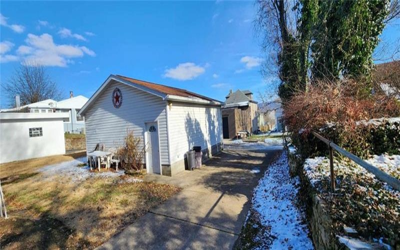 156 Oakland Ave, Uniontown, 15401, 4 Bedrooms Bedrooms, ,2.1 BathroomsBathrooms,Residential,For Sale,Oakland Ave,1688855