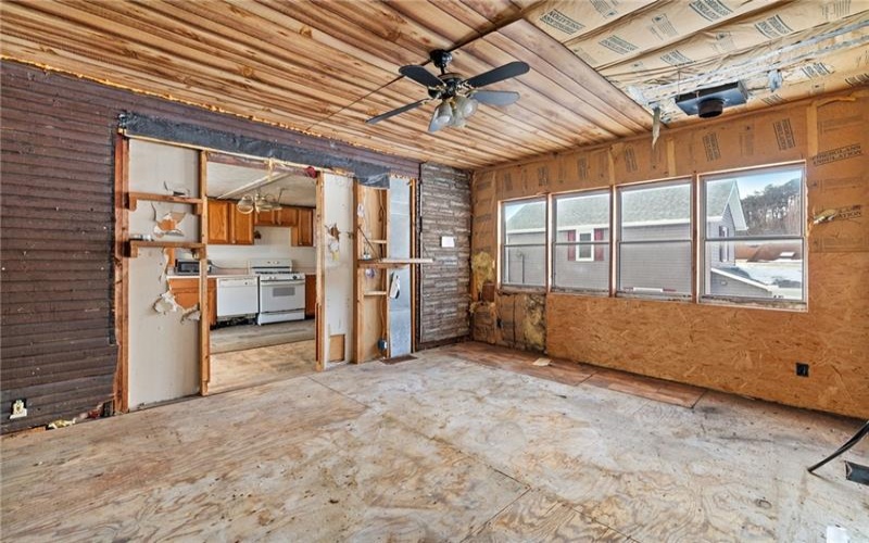 14 Hubbard Rd, Burgettstown, 15021, 2 Bedrooms Bedrooms, ,1.1 BathroomsBathrooms,Residential,For Sale,Hubbard Rd,1689369