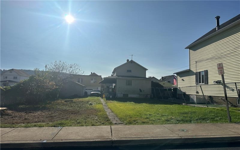 305 Charles Terrace, Jeannette, 15644, ,Multi-unit,For Sale,Charles Terrace,1689587