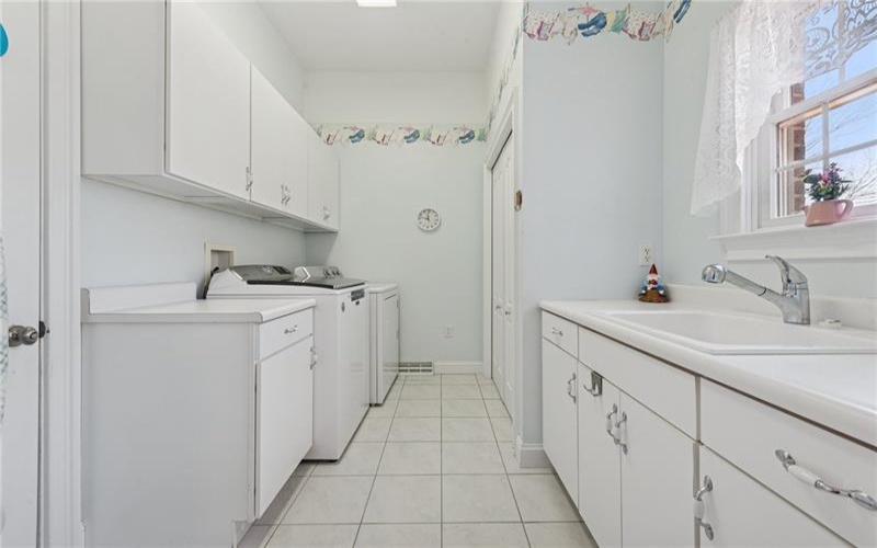 1012 Country Club Dr, Jeannette, 15644, 4 Bedrooms Bedrooms, 13 Rooms Rooms,3.1 BathroomsBathrooms,Residential,For Sale,Country Club Dr,1690399