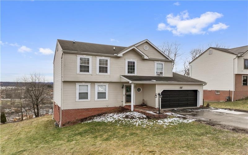 142 Stratford Ct, New Stanton, 15672, 4 Bedrooms Bedrooms, 9 Rooms Rooms,2.1 BathroomsBathrooms,Residential,For Sale,Stratford Ct,1691512