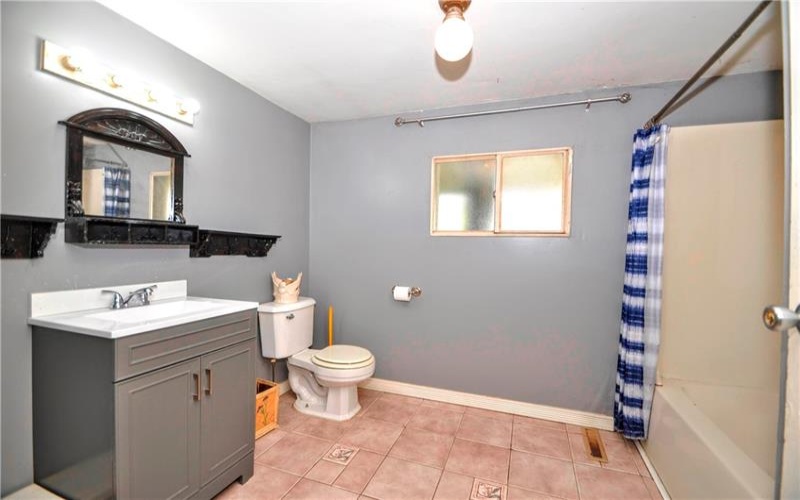 1082 Frye Rd, Jeannette, 15644, 3 Bedrooms Bedrooms, 5 Rooms Rooms,2.1 BathroomsBathrooms,Residential,For Sale,Frye Rd,1692881