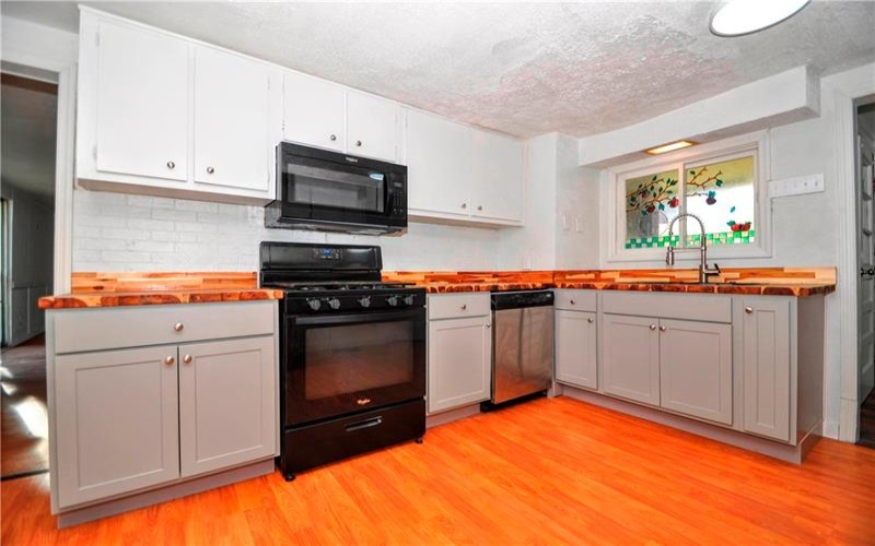 1082 Frye Rd, Jeannette, 15644, 3 Bedrooms Bedrooms, 5 Rooms Rooms,2.1 BathroomsBathrooms,Residential,For Sale,Frye Rd,1692881