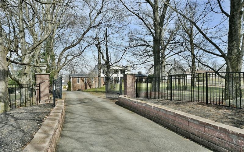 402 E Malden, Coal Center, 15423, 5 Bedrooms Bedrooms, 13 Rooms Rooms,5.1 BathroomsBathrooms,Residential,For Sale,E Malden,1694137