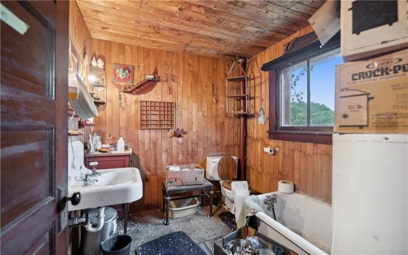 605 LONE PINE ROAD, Washington, 15301, 3 Bedrooms Bedrooms, 9 Rooms Rooms,2 BathroomsBathrooms,Residential,For Sale,LONE PINE ROAD,1674618