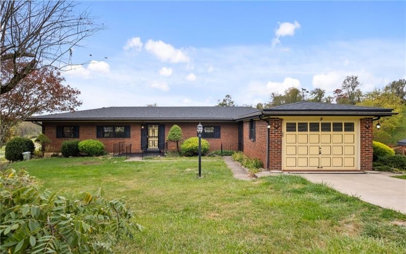 9 Banahasky Lane, Finleyville, 15332, 4 Bedrooms Bedrooms, 14 Rooms Rooms,2 BathroomsBathrooms,Residential,For Sale,Banahasky Lane,1696526