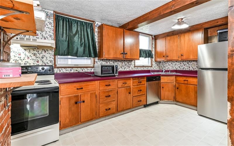 327 Meadow Ave, Charleroi, 15022, 4 Bedrooms Bedrooms, 8 Rooms Rooms,1.1 BathroomsBathrooms,Residential,For Sale,Meadow Ave,1697104