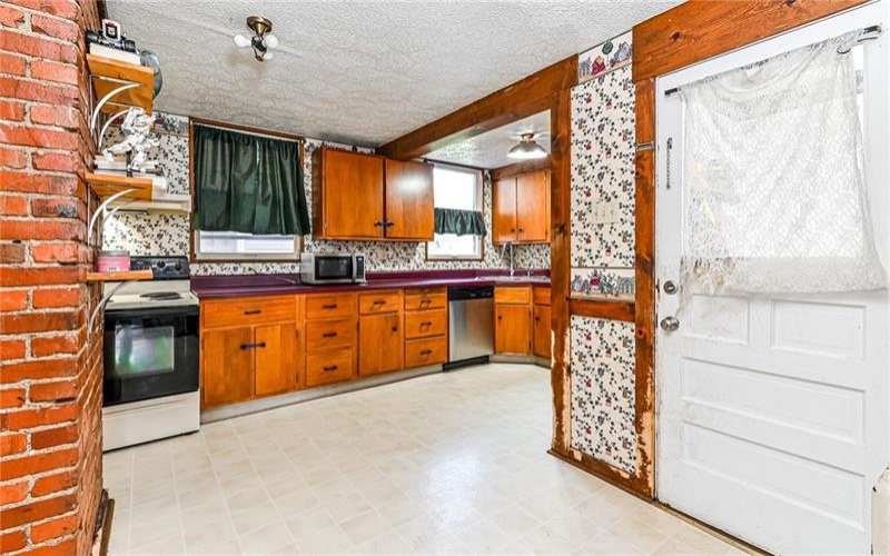 327 Meadow Ave, Charleroi, 15022, 4 Bedrooms Bedrooms, 8 Rooms Rooms,1.1 BathroomsBathrooms,Residential,For Sale,Meadow Ave,1697104
