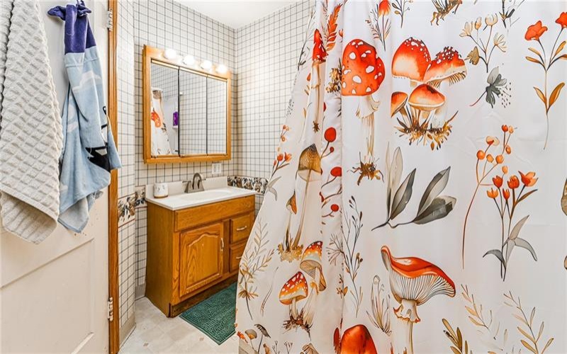 327 Meadow Ave, Charleroi, 15022, 4 Bedrooms Bedrooms, 8 Rooms Rooms,1.1 BathroomsBathrooms,Residential,For Sale,Meadow Ave,1697104