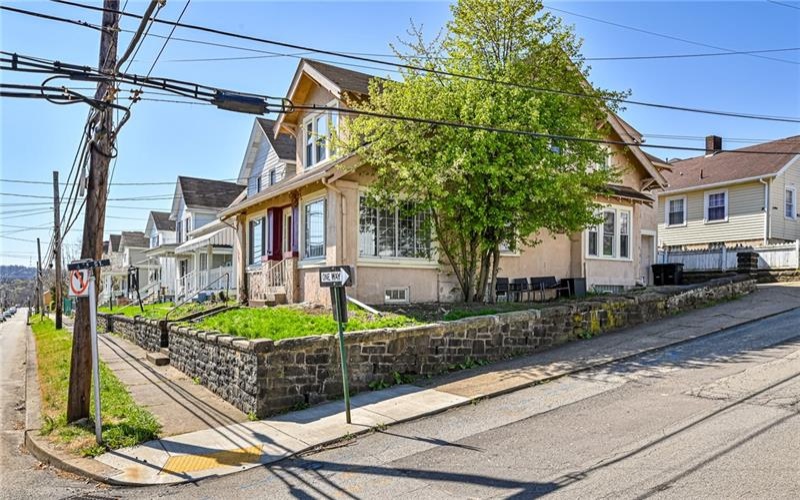 327 Meadow Ave, Charleroi, 15022, 4 Bedrooms Bedrooms, 8 Rooms Rooms,1.1 BathroomsBathrooms,Residential,For Sale,Meadow Ave,1697104
