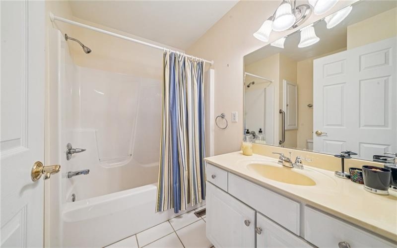 40 Lakeridge Drive, Greensburg, 15601, 3 Bedrooms Bedrooms, 7 Rooms Rooms,2.1 BathroomsBathrooms,Residential,For Sale,Lakeridge Drive,1694468