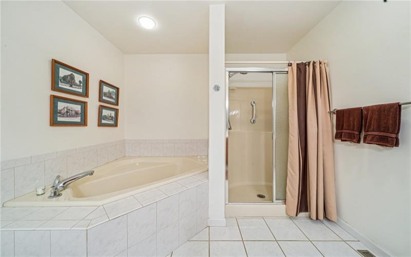 40 Lakeridge Drive, Greensburg, 15601, 3 Bedrooms Bedrooms, 7 Rooms Rooms,2.1 BathroomsBathrooms,Residential,For Sale,Lakeridge Drive,1694468