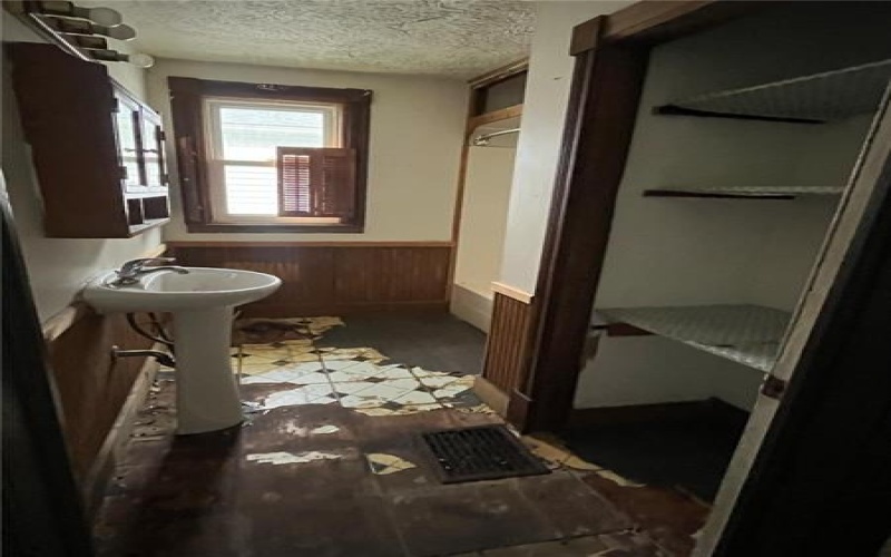 . HIGH AVENUE, Masontown, 15461, 2 Bedrooms Bedrooms, 4 Rooms Rooms,1 BathroomBathrooms,Residential,For Sale,HIGH AVENUE,1697427