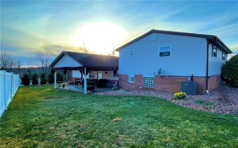 145 Penn Woods Dr, Irwin, 15642, 3 Bedrooms Bedrooms, 7 Rooms Rooms,2 BathroomsBathrooms,Residential,For Sale,Penn Woods Dr,1693541