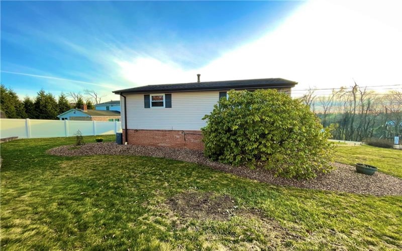 145 Penn Woods Dr, Irwin, 15642, 3 Bedrooms Bedrooms, 7 Rooms Rooms,2 BathroomsBathrooms,Residential,For Sale,Penn Woods Dr,1693541