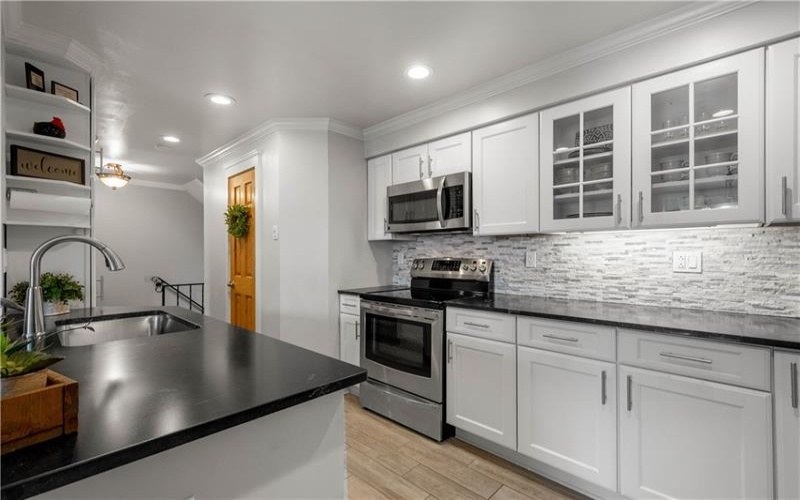 107 Roscommon, Canonsburg, 15317, 3 Bedrooms Bedrooms, 7 Rooms Rooms,2.1 BathroomsBathrooms,Residential,For Sale,Roscommon,1697765