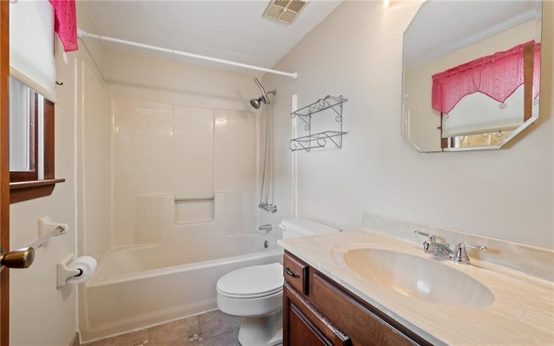 201 Cameron Dr, Irwin, 15642, 3 Bedrooms Bedrooms, 8 Rooms Rooms,2.1 BathroomsBathrooms,Residential,For Sale,Cameron Dr,1698479