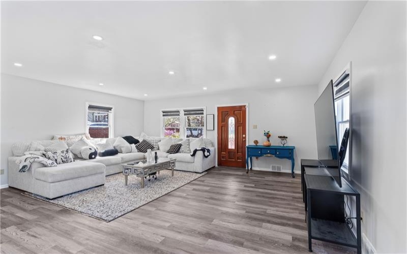 400 Michigan Ave, Jeannette, 15644, 3 Bedrooms Bedrooms, ,2.1 BathroomsBathrooms,Residential,For Sale,Michigan Ave,1699182
