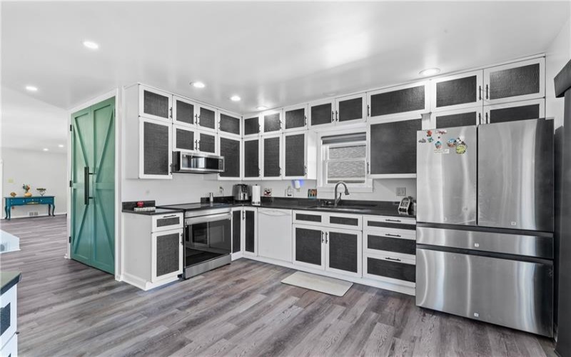 400 Michigan Ave, Jeannette, 15644, 3 Bedrooms Bedrooms, ,2.1 BathroomsBathrooms,Residential,For Sale,Michigan Ave,1699182