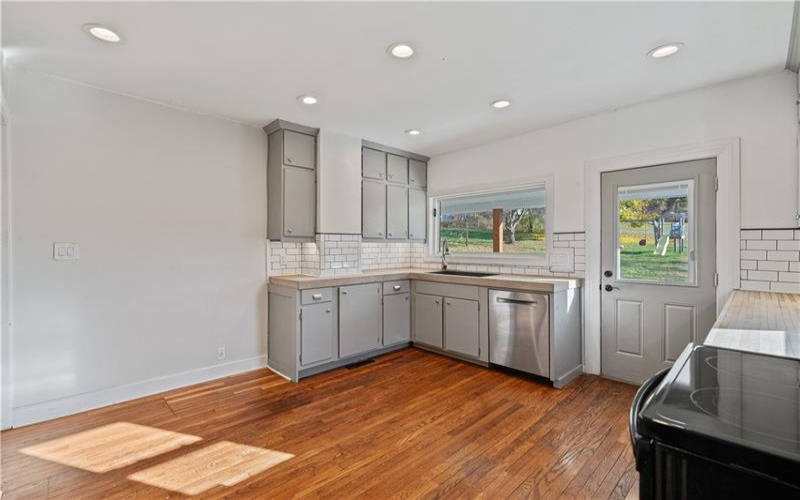 16 CHERRY STREET, Burgettstown, 15021, 3 Bedrooms Bedrooms, 7 Rooms Rooms,2.1 BathroomsBathrooms,Residential,For Sale,CHERRY STREET,1678448