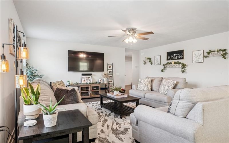 406 Spruce Lane, Houston, 15342, 3 Bedrooms Bedrooms, 9 Rooms Rooms,2.1 BathroomsBathrooms,Residential,For Sale,Spruce Lane,1699266