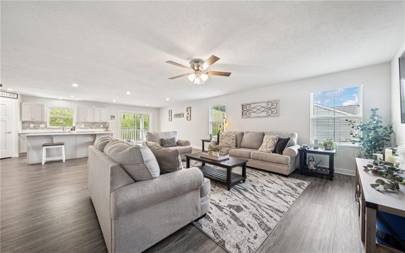406 Spruce Lane, Houston, 15342, 3 Bedrooms Bedrooms, 9 Rooms Rooms,2.1 BathroomsBathrooms,Residential,For Sale,Spruce Lane,1699266