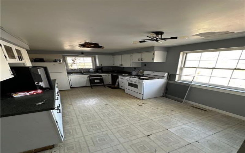 1010 1st St, Irwin, 15642, 3 Bedrooms Bedrooms, ,2 BathroomsBathrooms,Residential,For Sale,1st St,1699395