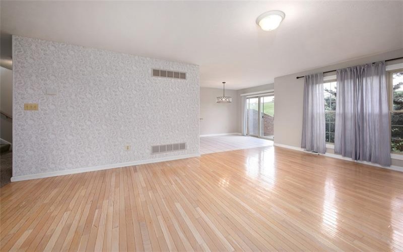1004 Augusta Ln, Jeannette, 15644, 3 Bedrooms Bedrooms, 9 Rooms Rooms,2.1 BathroomsBathrooms,Residential,For Sale,Augusta Ln,1699867