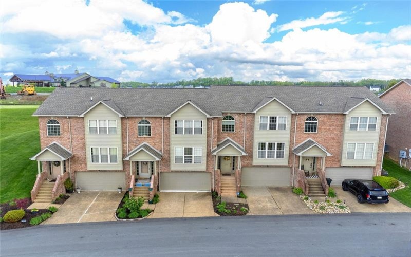 1004 Augusta Ln, Jeannette, 15644, 3 Bedrooms Bedrooms, 9 Rooms Rooms,2.1 BathroomsBathrooms,Residential,For Sale,Augusta Ln,1699867