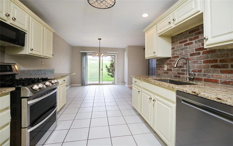 1004 Augusta Ln, Jeannette, 15644, 3 Bedrooms Bedrooms, 9 Rooms Rooms,2.1 BathroomsBathrooms,Residential,For Sale,Augusta Ln,1699867