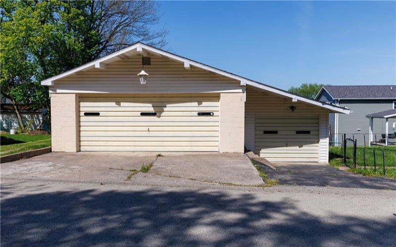 813 Green St, California, 15419, 4 Bedrooms Bedrooms, 12 Rooms Rooms,1.2 BathroomsBathrooms,Residential,For Sale,Green St,1700086