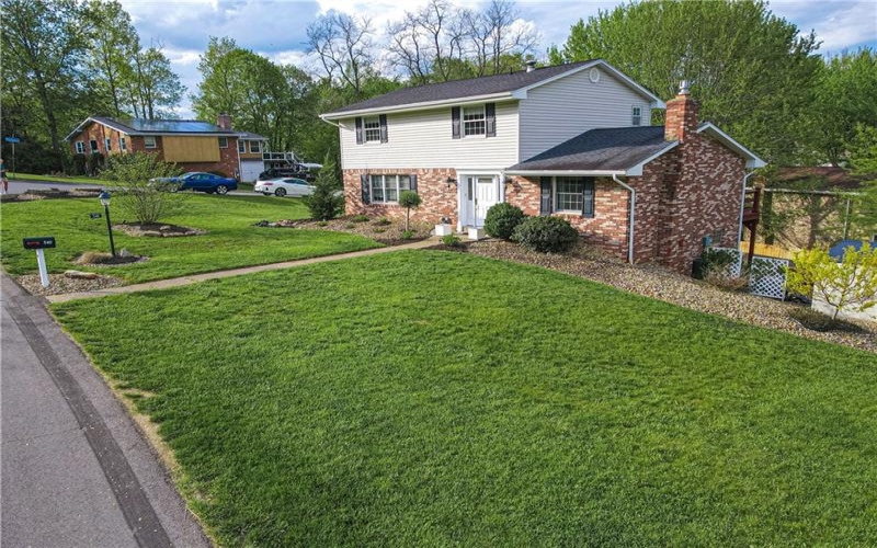 540 Hickory Ln, Houston, 15342, 3 Bedrooms Bedrooms, 8 Rooms Rooms,3.1 BathroomsBathrooms,Residential,For Sale,Hickory Ln,1700234