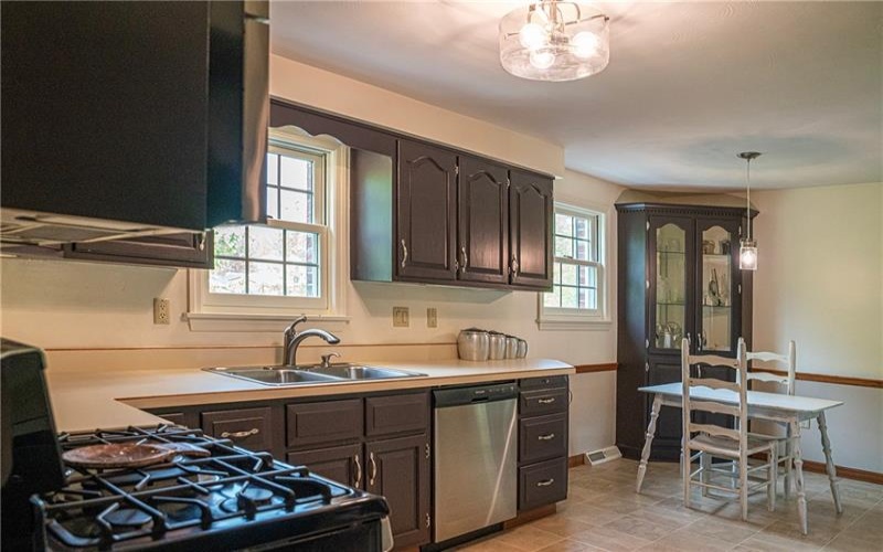 540 Hickory Ln, Houston, 15342, 3 Bedrooms Bedrooms, 8 Rooms Rooms,3.1 BathroomsBathrooms,Residential,For Sale,Hickory Ln,1700234