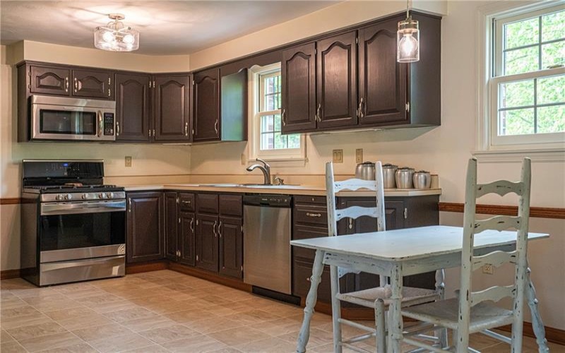 540 Hickory Ln, Houston, 15342, 3 Bedrooms Bedrooms, 8 Rooms Rooms,3.1 BathroomsBathrooms,Residential,For Sale,Hickory Ln,1700234