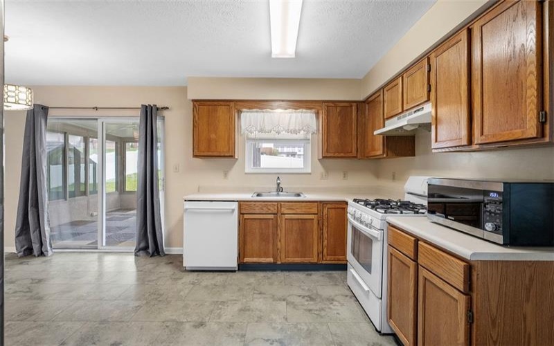 111 Stratford Ct, New Stanton, 15672, 4 Bedrooms Bedrooms, 11 Rooms Rooms,2.1 BathroomsBathrooms,Residential,For Sale,Stratford Ct,1700362