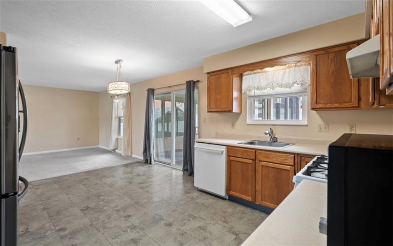 111 Stratford Ct, New Stanton, 15672, 4 Bedrooms Bedrooms, 11 Rooms Rooms,2.1 BathroomsBathrooms,Residential,For Sale,Stratford Ct,1700362