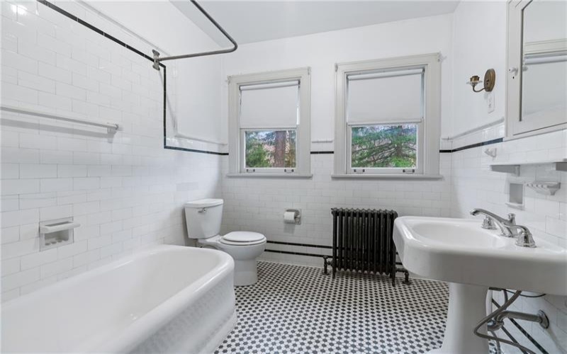 126 Oakford Park Rd, Jeannette, 15644, 6 Bedrooms Bedrooms, ,4.1 BathroomsBathrooms,Residential,For Sale,Oakford Park Rd,1700650