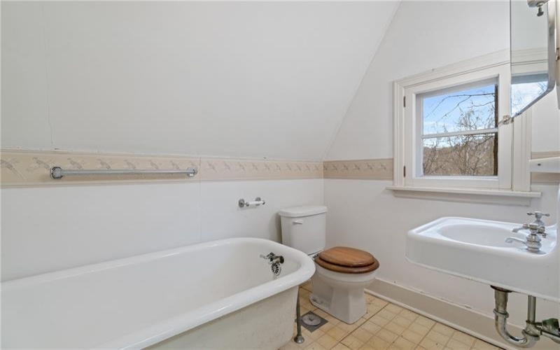 126 Oakford Park Rd, Jeannette, 15644, 6 Bedrooms Bedrooms, ,4.1 BathroomsBathrooms,Residential,For Sale,Oakford Park Rd,1700650