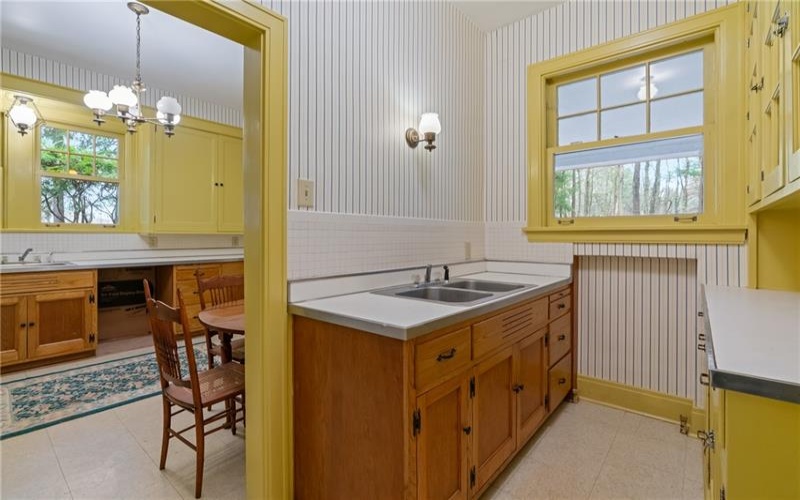 126 Oakford Park Rd, Jeannette, 15644, 6 Bedrooms Bedrooms, ,4.1 BathroomsBathrooms,Residential,For Sale,Oakford Park Rd,1700650