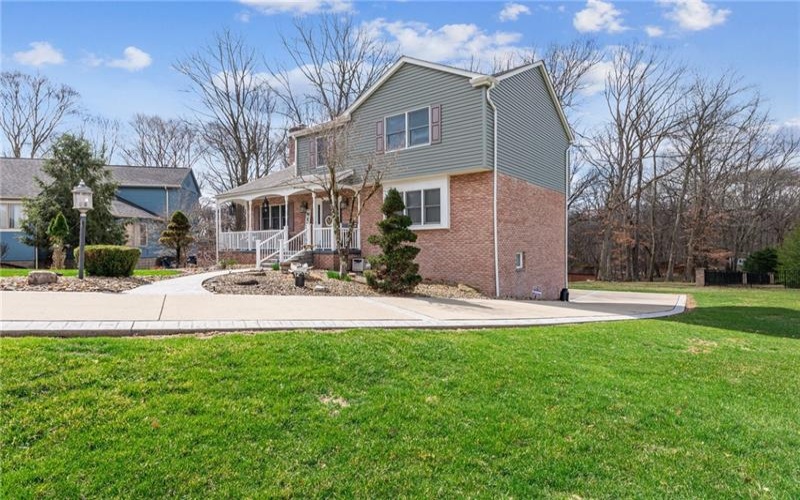 100 Carriage Ct, Canonsburg, 15317, 4 Bedrooms Bedrooms, ,2.1 BathroomsBathrooms,Residential,For Sale,Carriage Ct,1700845