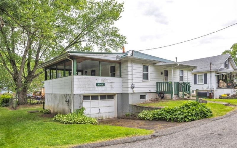 1108 Wills Avenue, Lower Burrell, 15068, 2 Bedrooms Bedrooms, ,1 BathroomBathrooms,Residential,For Sale,Wills Avenue,1700981