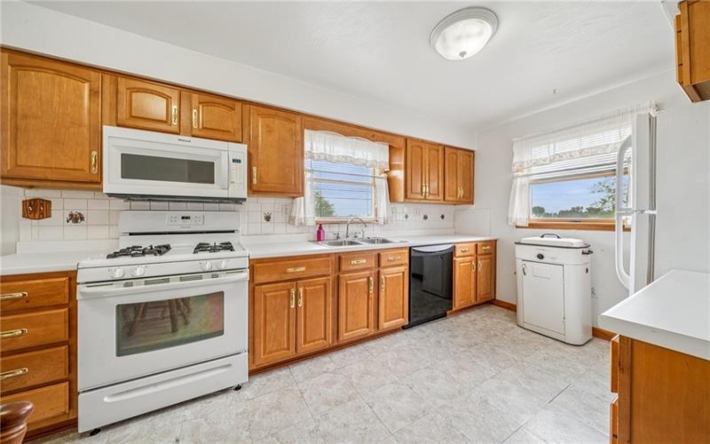 11260 BLUEBIRD DRIVE, Irwin, 15642, 2 Bedrooms Bedrooms, 7 Rooms Rooms,2 BathroomsBathrooms,Residential,For Sale,BLUEBIRD DRIVE,1700833