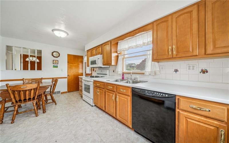 11260 BLUEBIRD DRIVE, Irwin, 15642, 2 Bedrooms Bedrooms, 7 Rooms Rooms,2 BathroomsBathrooms,Residential,For Sale,BLUEBIRD DRIVE,1700833