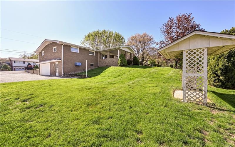 626 Woodburn Lane, Greensburg, 15601, 3 Bedrooms Bedrooms, 8 Rooms Rooms,2.1 BathroomsBathrooms,Residential,For Sale,Woodburn Lane,1700866