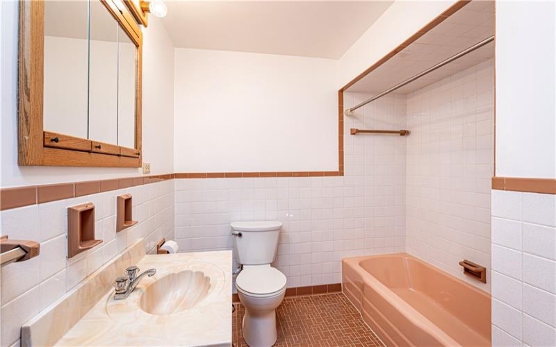 626 Woodburn Lane, Greensburg, 15601, 3 Bedrooms Bedrooms, 8 Rooms Rooms,2.1 BathroomsBathrooms,Residential,For Sale,Woodburn Lane,1700866