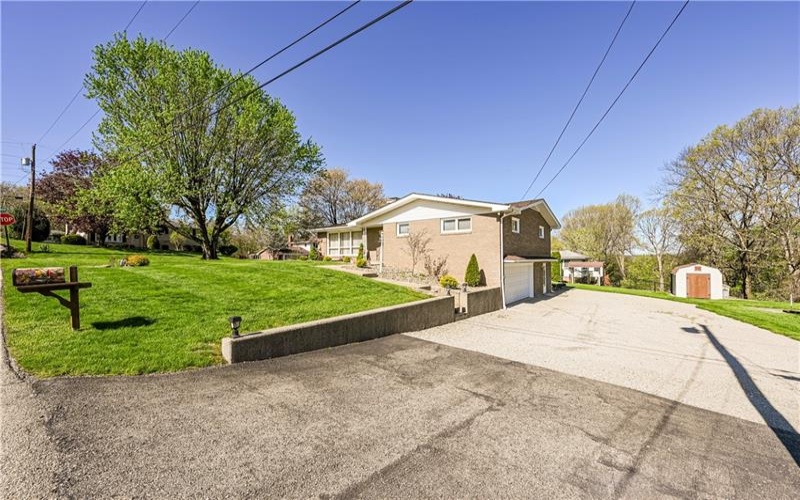 626 Woodburn Lane, Greensburg, 15601, 3 Bedrooms Bedrooms, 8 Rooms Rooms,2.1 BathroomsBathrooms,Residential,For Sale,Woodburn Lane,1700866