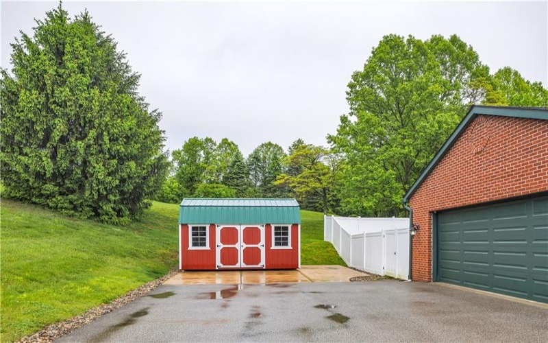 2002 Ridge Road, Jeannette, 15644, 4 Bedrooms Bedrooms, 11 Rooms Rooms,2.2 BathroomsBathrooms,Residential,For Sale,Ridge Road,1700970
